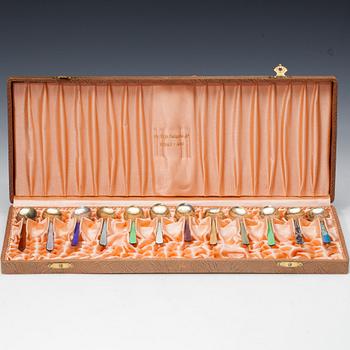 MOCKASKEDAR, 12 st, silver 916 och emalj, Tillander, Helsingfors 1951. Vikt 135 g.