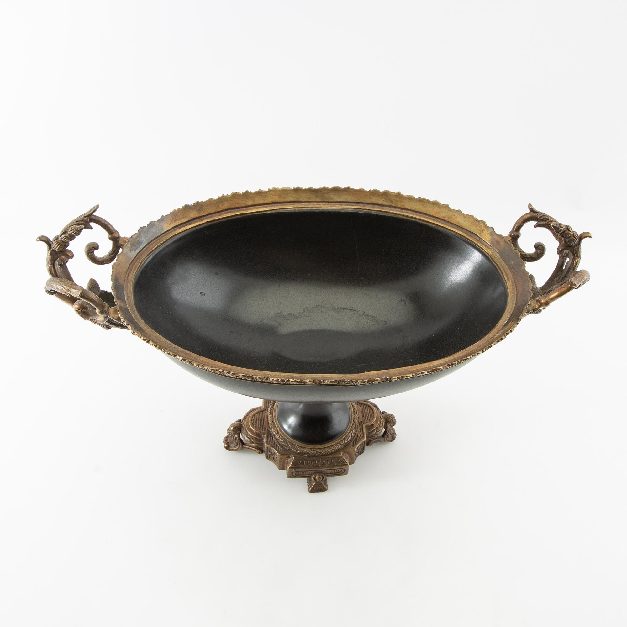 Bowl on foot Louis XVI style, first half of the 20th century.