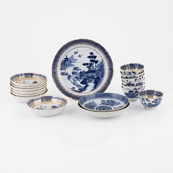 Tekoppar med fat, sju stycken, skålfat ett par samt större skålfat, porslin, Kina, Qingdynastin, Jiaqing (1796-1820).