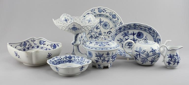 SERVISDELAR, 7 st, porslin, "Lökmönstret", Meissen, 1900-talets andra hälft.