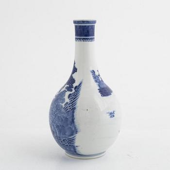 A Chinese blue and white porcelain flask, Qng dynasty, Qianlong (1736-95).