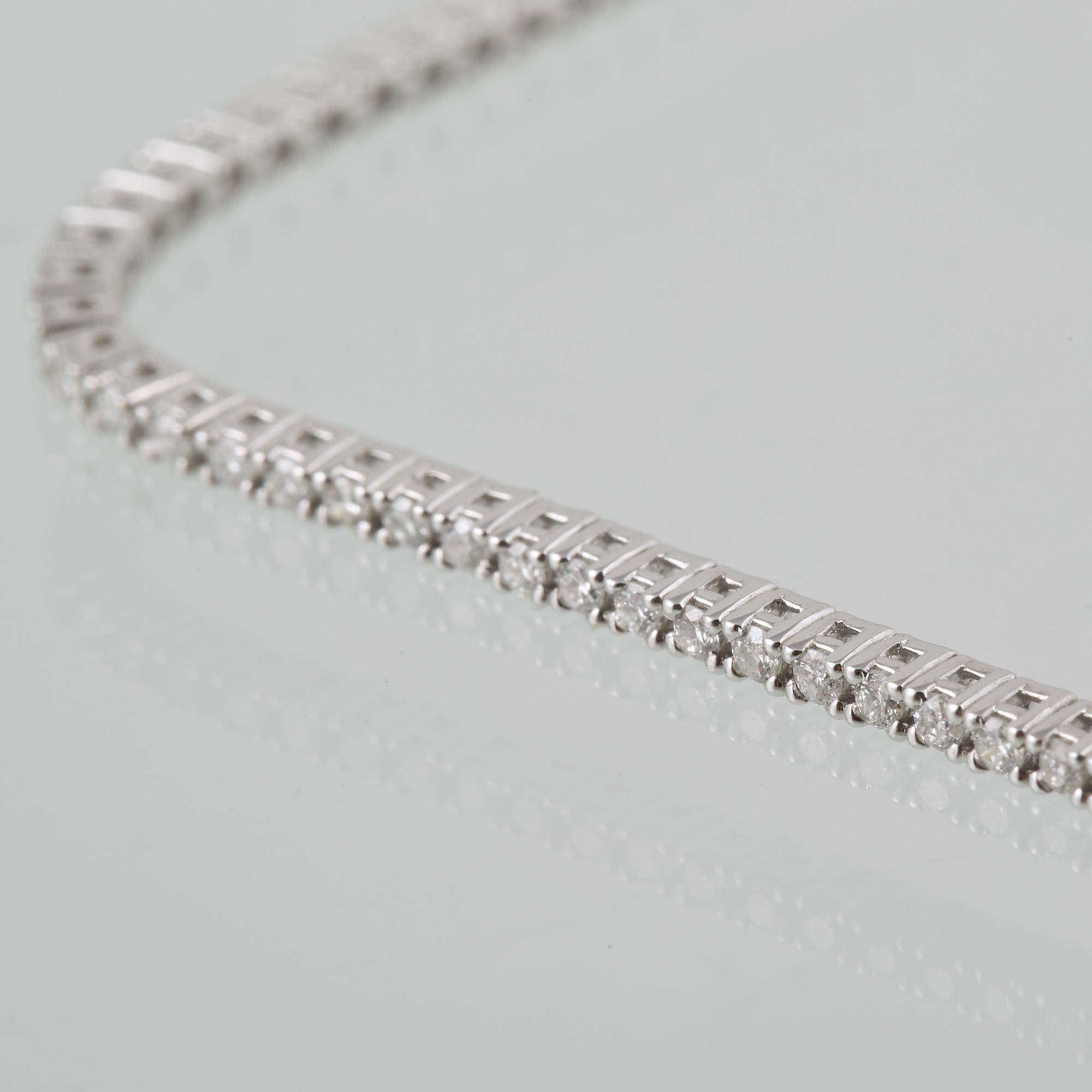 ARMBAND, 18K vitguld med briljantslipade diamanter ca 1.16 ct. Vikt 5,3 gram.