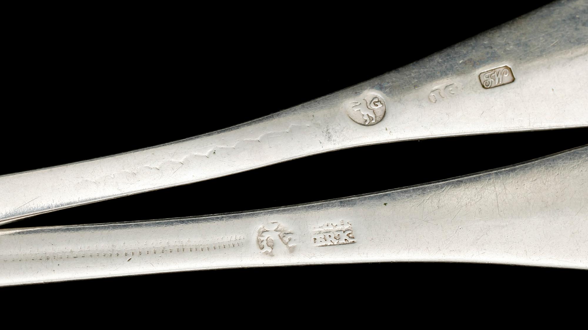 BESTICKUPPSÄTTNING, 54 delar, silver, otydliga stämplar bl a Berlin, Tyskland, 1800-tal, total vikt ca 3543g.