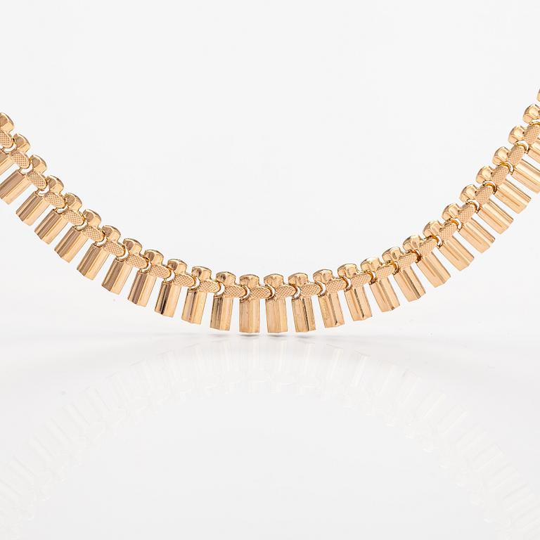 An 18K gold necklace. Italy.