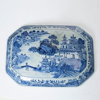 Terrin med lock, porslin. Qingdynastin, Qianlong (1736-95).