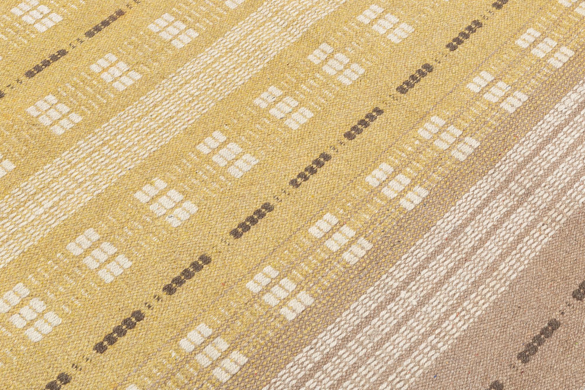 Matta  tuskaft i relief, ca 305 x 200 cm.