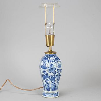 A blue and white vase, converted into a table lamp, Qing dynasty, Kangxi (1662-1722).