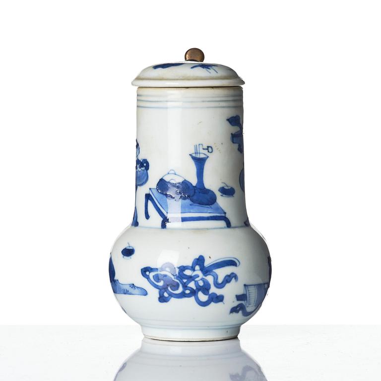 Kanna med lock, porslin. Qingdynastin, Kangxi (1662-1722).