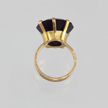 RING, 18K guld med fasettslipad ametist, Bern Böhme, Göteborg. Vikt 12,7 gram.