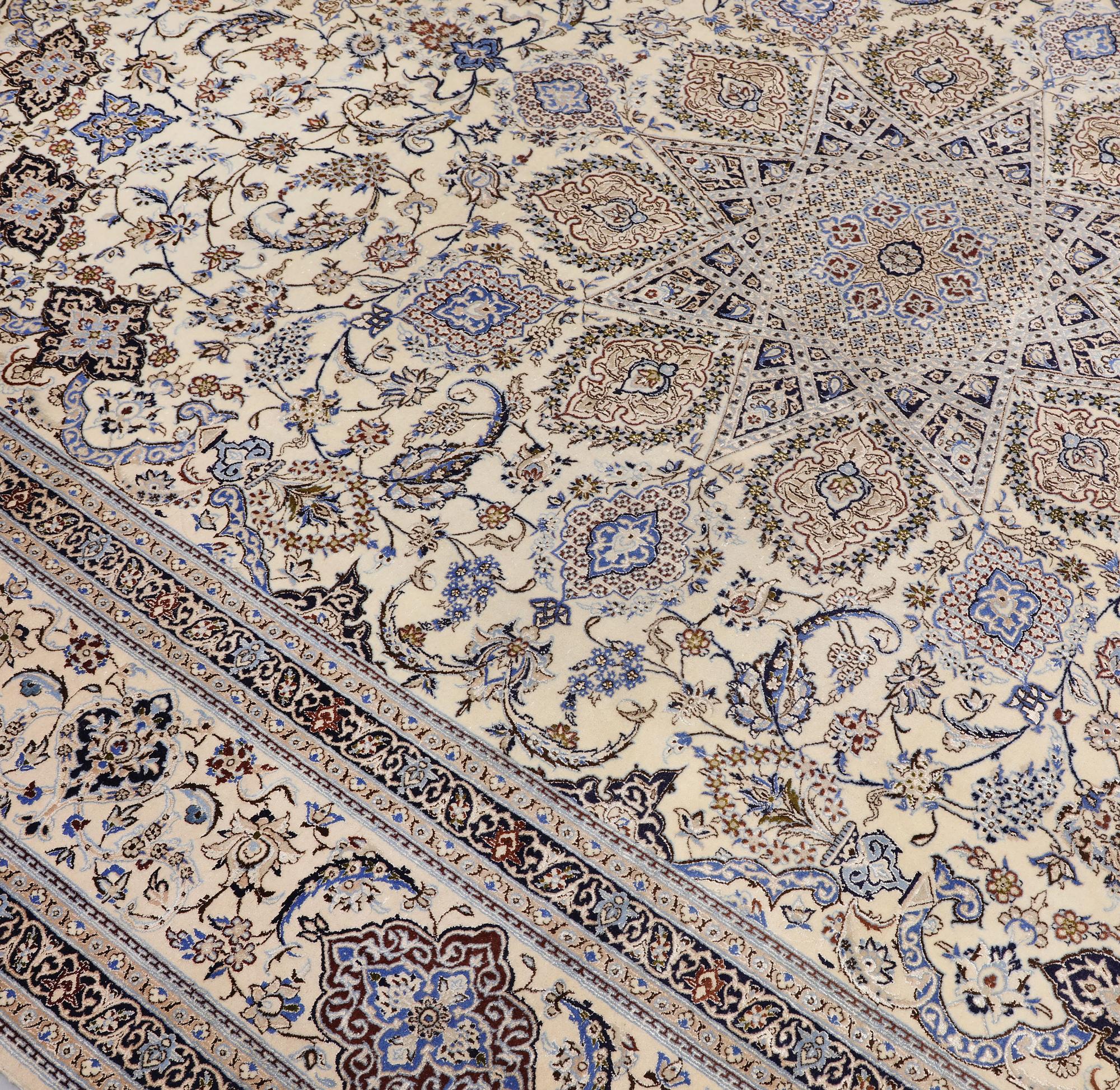 Matta, Nain, äldre, part silk, 364 x 259 cm.