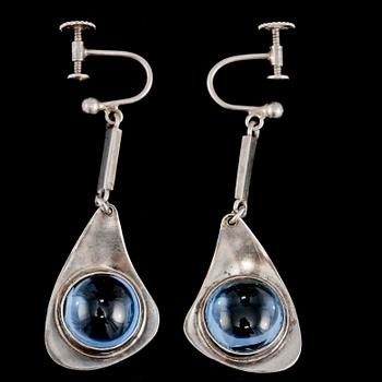 ÖRHÄNGEN, ett par, silver med cabochonslipad blå sten, ray Urban, Stockholm, 1954. Vikt 9 g.