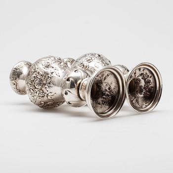 VASER, ett par, silver, engelska kontrollstämplar, London 1892, vikt ca 354 g.