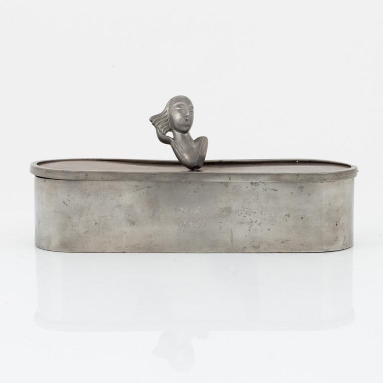 Ask med lock, tenn, Carl-Einar Borgström, samt ett par kandelabrar, tenn, Stockholm, 1934.