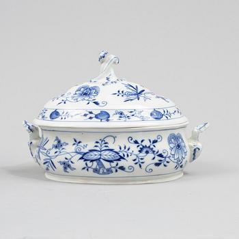 A set of ten porcelain pieces, 'Zwiebelmuster', Meissen and Teichert-Werke in Meissen, Germany.