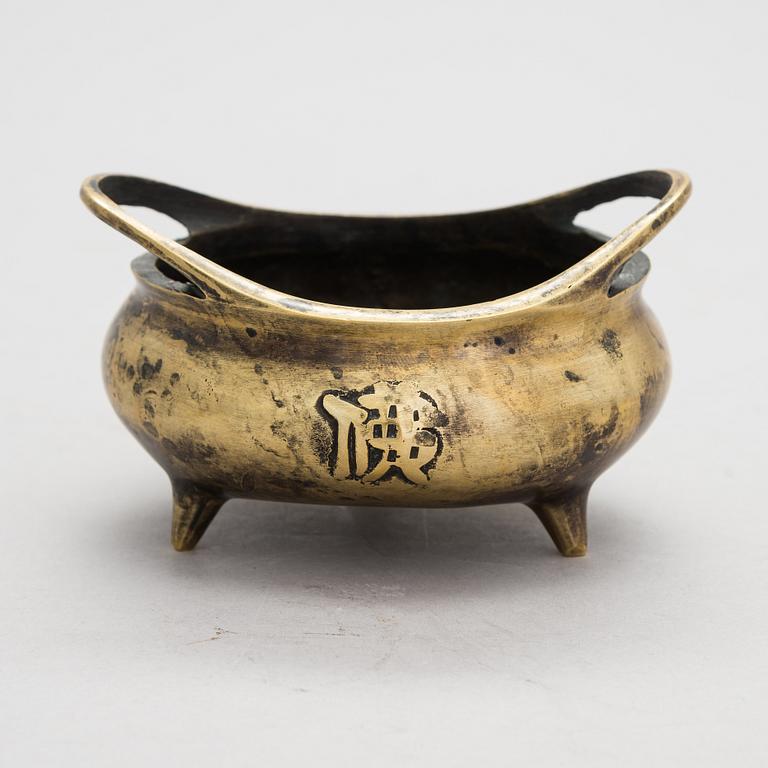 A Chinese bronze censer, latter half of 20th century.