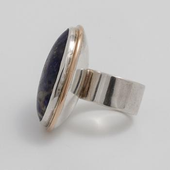 ANDERS HÖGBERG, Göteborg, 1973, ring med cabochonslipad sodalit.