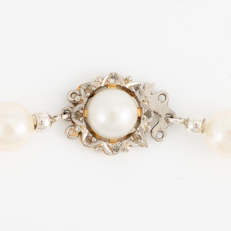 Collier odlade pärlor lås 18K guld med stenar.