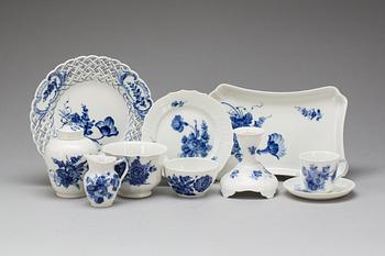 KAFFESERVIS, 33 delar, porlsin, "Blå Blomst", Royal Copenhagen, Danmark, 1900-tal.