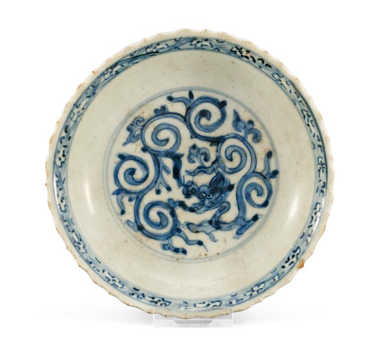 A blue and white dish, Ming dynasty (1368-1644) with Xuande´s six character mark.