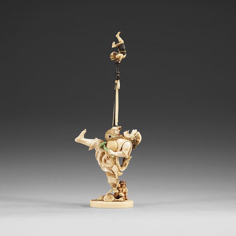 OKIMONO, elfenben, pärlemor, trä. Japan, Meiji (1868-1912).