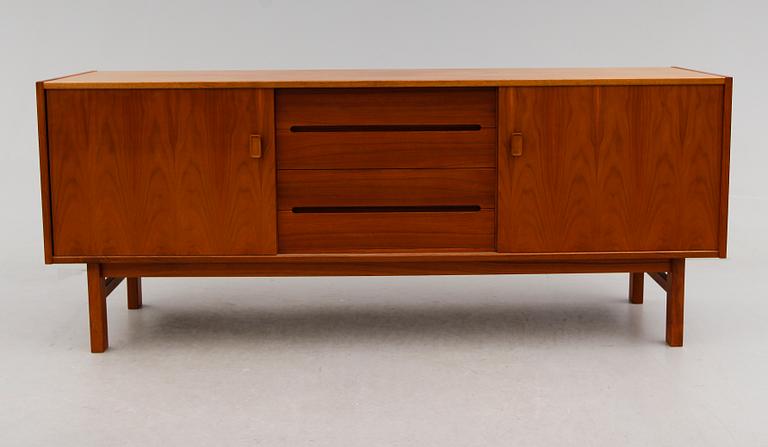 SIDEBOARD, "Arild", Nils Jonsson för Troeds, Bjärnum, 1900-talets andra hälft.