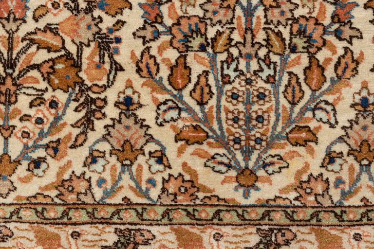 A carpet, semi-antique, Tabriz, ca 509,5 x 334,5 cm.