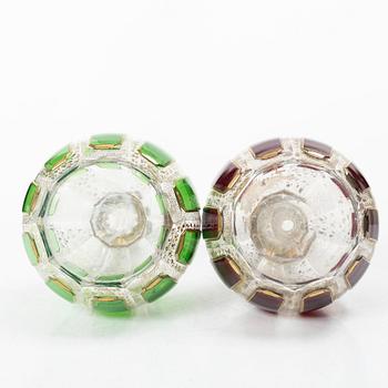 Karaffer, ett par, glas, Moser Karlsbad, omkring år 1900.