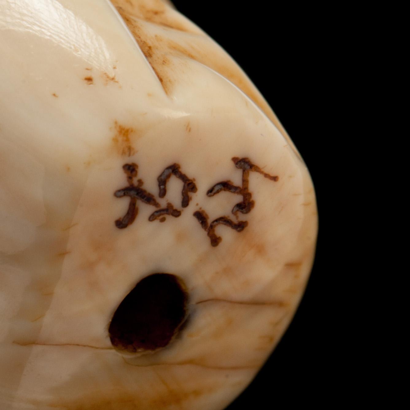 EROTISK NETSUKE, ben.  Kina, omkring 1900.