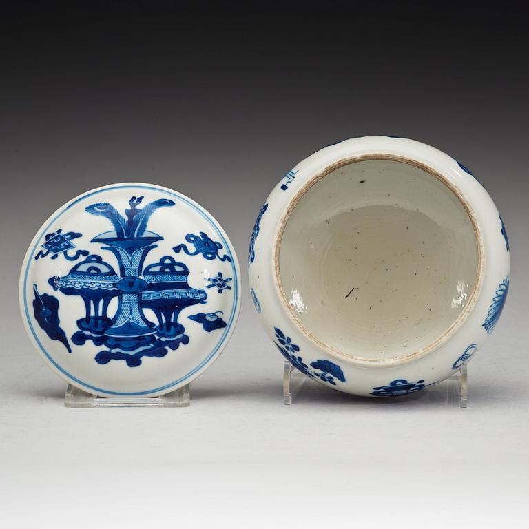 A blue and white box with cover, Qing dynasty, Kangxi (1662-1722).