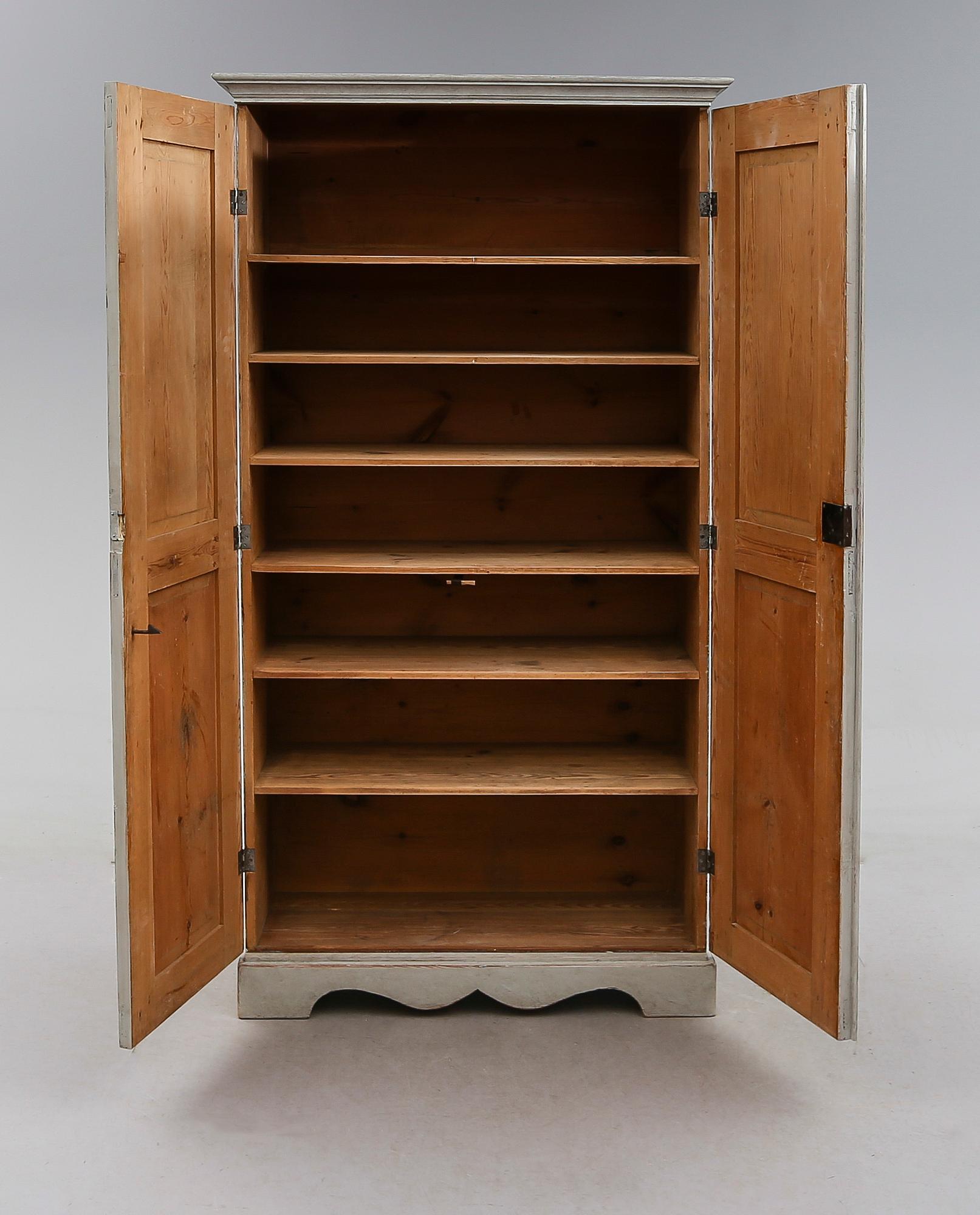 KLÄDSKÅP, 1800-talets andra hälft.