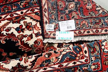 A Hamadan carpet, c. 298 x 215 cm.