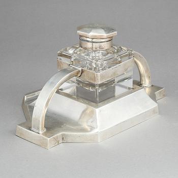 KUNGLIGT SKRIVSTÄLL, KRONPRINSPARET GUSTAF ADOLF OCH MARGARETA, silver, AG. Dufva, Stockholm 1913. Silvervikt ca 675 g.