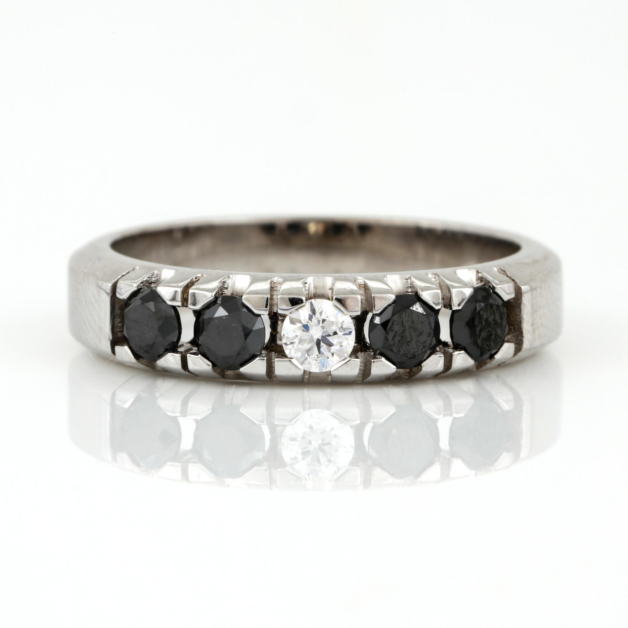 RING, 14K vitguld med svarta briljantslipade diamanter tot ca 0,58 ct och briljantslipad diamant 0,12 ct. Vikt 4,60 g.