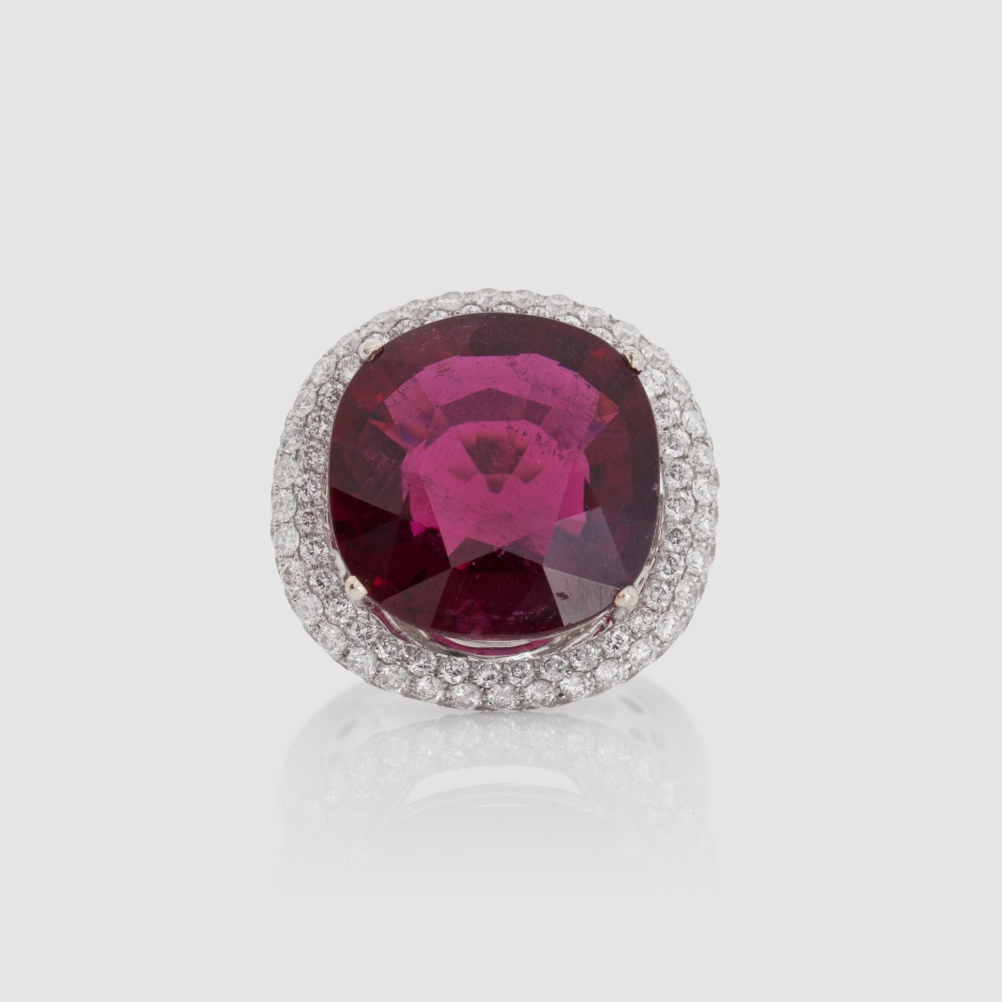 Ring med rubelit 15.58 ct, och diamanter 1.69 ct.