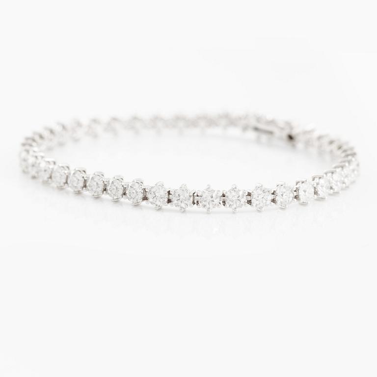 Tennis bracelet, 18K white gold with fancy-cut diamonds.