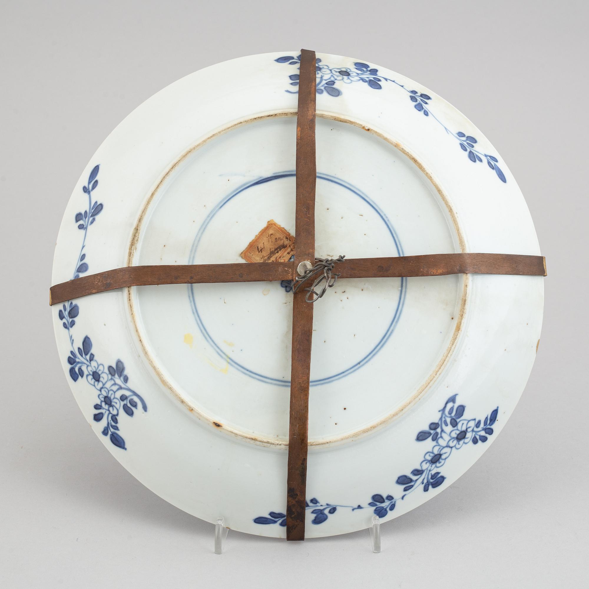 Two blue and white decorated plates, Qing dynasty, late 19th century.