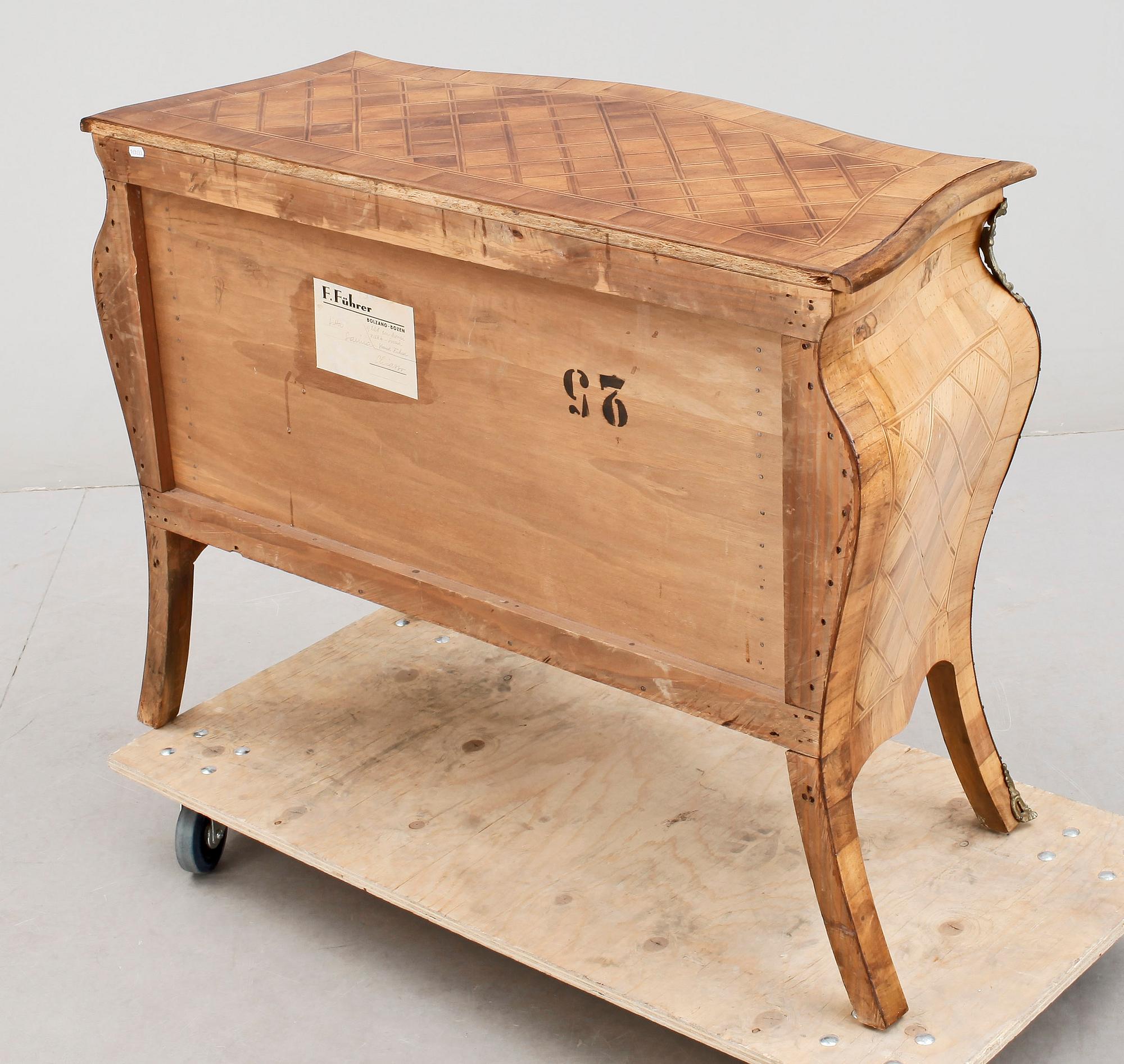 BYRÅ, rokokostil, 1900-tal.