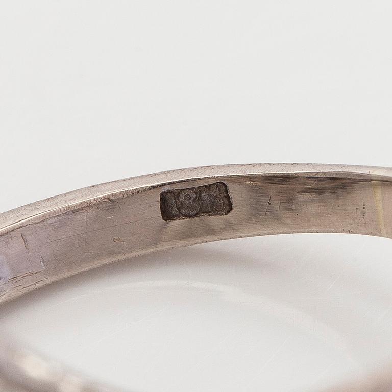 Ring, 18K vitguld, diamanter och safir.