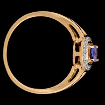 RING, 18k guld med tanzanit och små singelslipade diamanter . Vikt 3,1g.