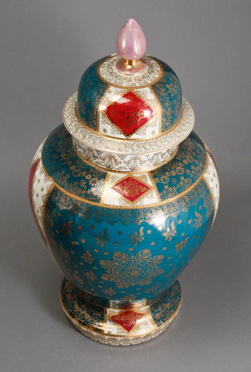 LOCKURNOR, ett par, samt HÄNKELURNA och VAS, Wien-liknande märke samt Bavaria, 1900-tal.