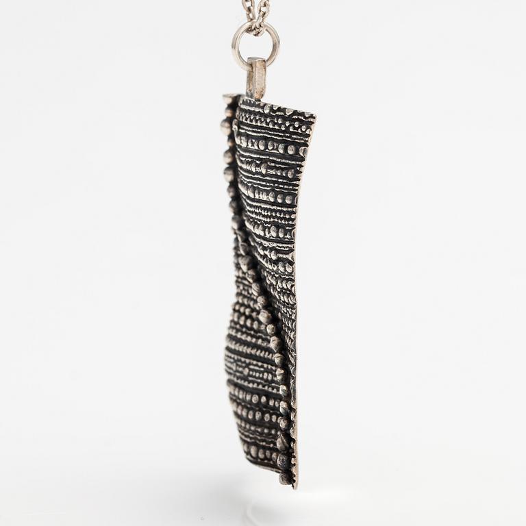 Jorma Laine, A silver necklace "Magic carpet". Kultateollisuus, Turku 1970.