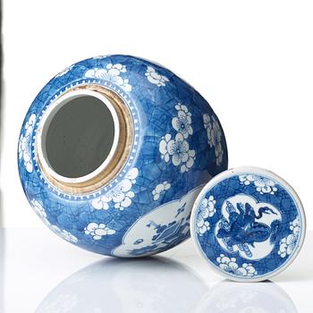 A blue and white jar with cover, Qing dynasty, Kangxi (1662-1722).