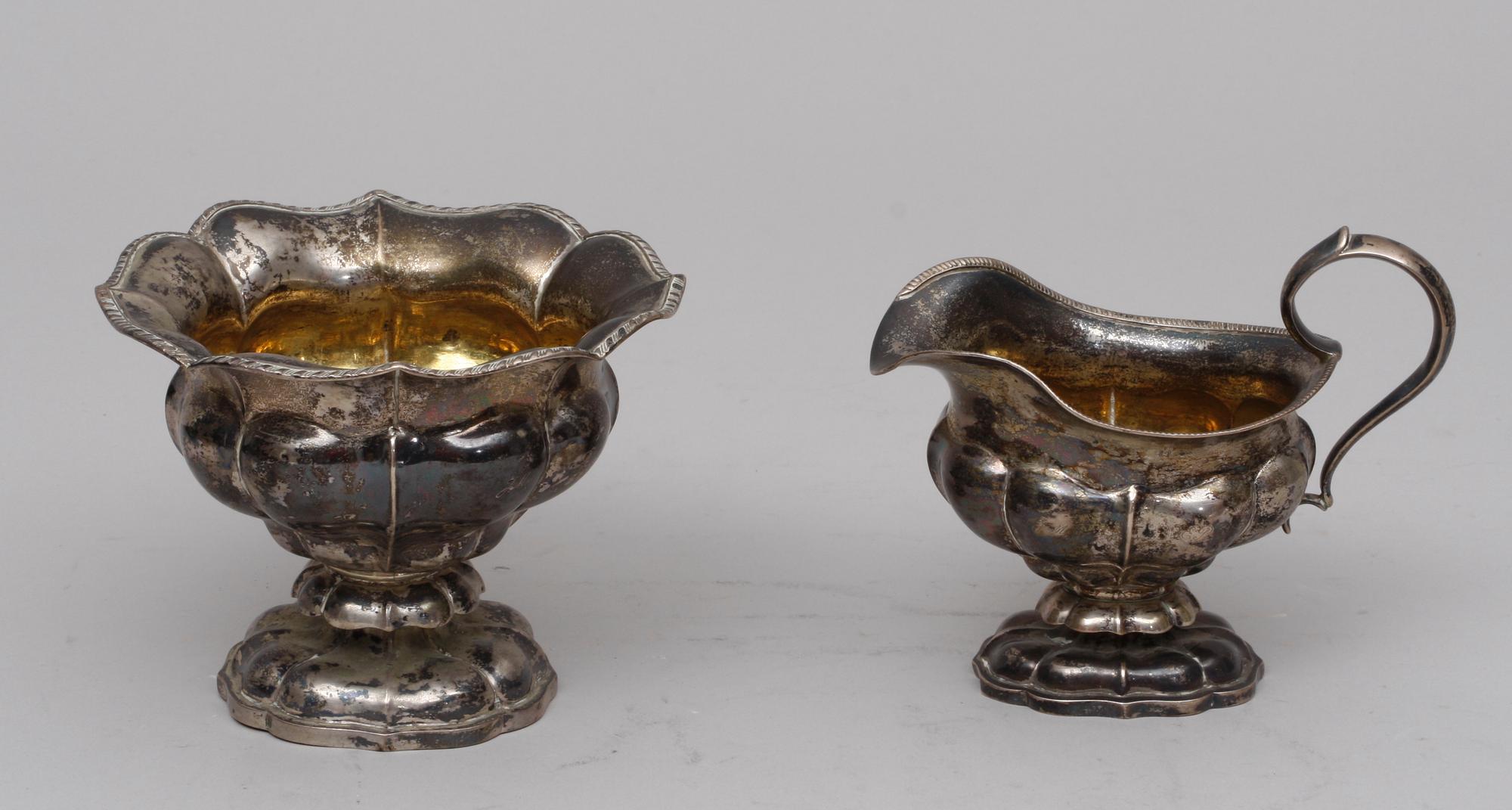 SOCKERSKÅL SAMT GRÄDDKANNA, silver, troligen Gustaf Möllenborg, Stockholm.