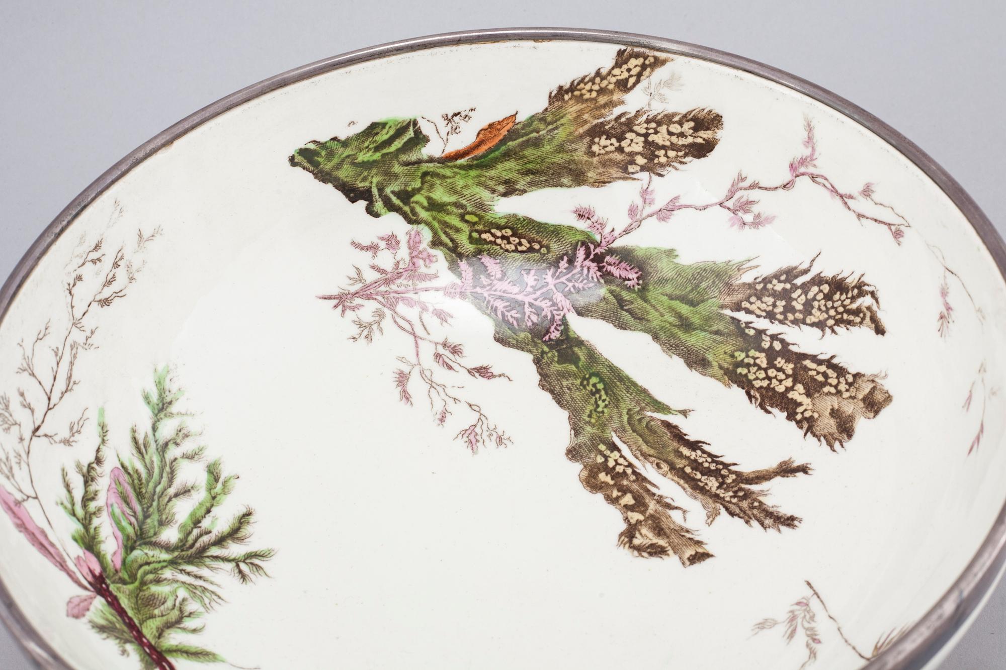 Crayfish bowl and serving tools, England, beginning of 20th century.