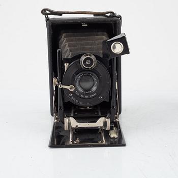 A pair of 1930s cameras, one Kodak Folding Brownie Six-20 and an Ica Icarette. Earlier half of the 20:th century.