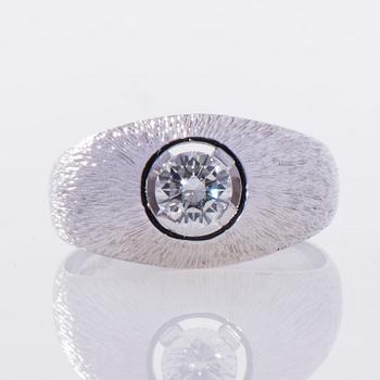 RING, 18K vitguld, briljantslipad diamant. Olof Sjöblom, Helsingfors 1974. Vikt ca 4,1 g.