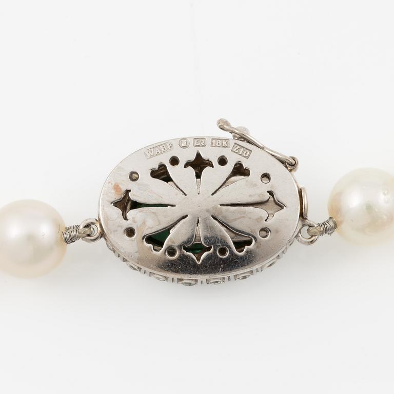Necklace of cultured pearls with an 18K white gold clasp set with green tourmaline.