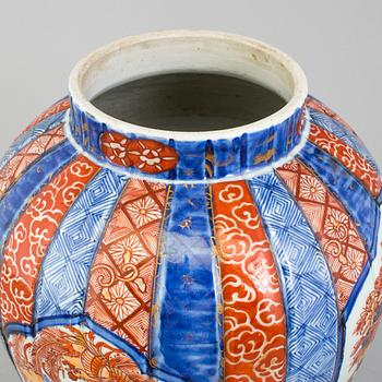 A JAPANESE JAR AND COVER, Imari, first half of the 20th century.