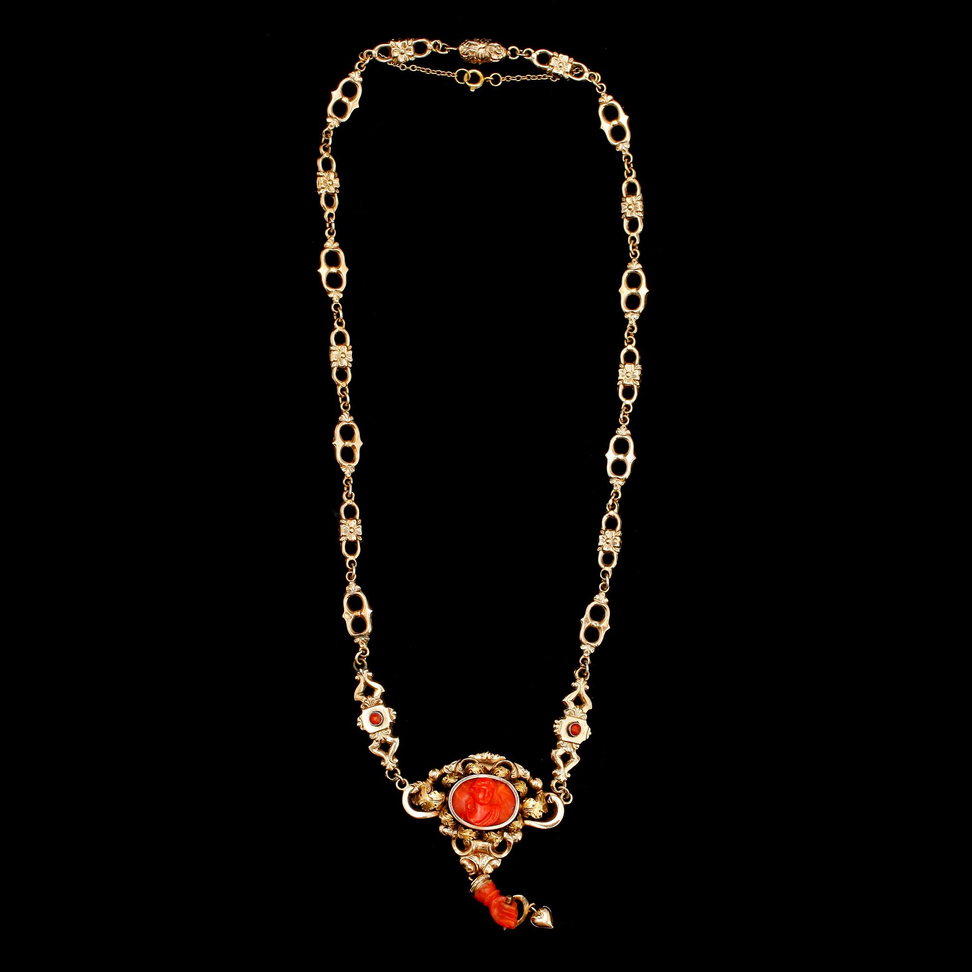 COLLIER, 18 k guld och koraller, sent 1800-tal.  Vikt med koraller ca 12 g.
