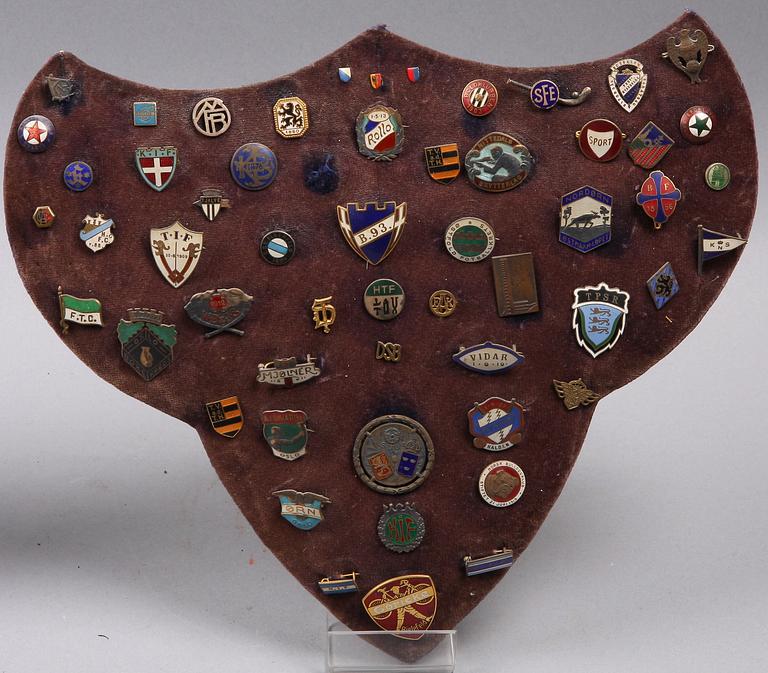 SKÖLDAR MED PINS SAMT MÄRKEN, ca 80 st, mest Sverige och Norge, 1900-tal.
